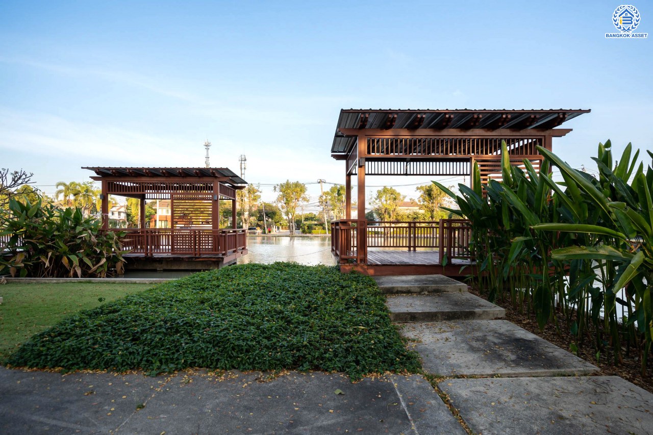 บ้านมือสองตกแต่งใหม่ จากแบรนด์ L&H โครงการ พฤกษ์ลดา1 บางใหญ่ บนเนื้อที่ 50 ตร.ว. ฟังก์ชัน 3 ห้องนอน 2 ห้องน้ำ 2 ที่จอดรถ Facility ครบครัน อีกทั้งยังใกล้สวนสาธารณะ ทำเลเดินทางสะดวก เชื่อมต่อถนนกาญจนาภิเษก ใกล้รถไฟฟ้าสายสีม่วง "สถานีคลองบางไผ่" และทางด่วน "กาญจนาภิเษก"...